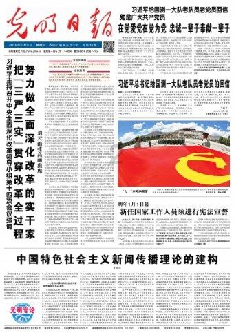爷爷骑车戴头盔孙子却没戴与大货车发生刮碰